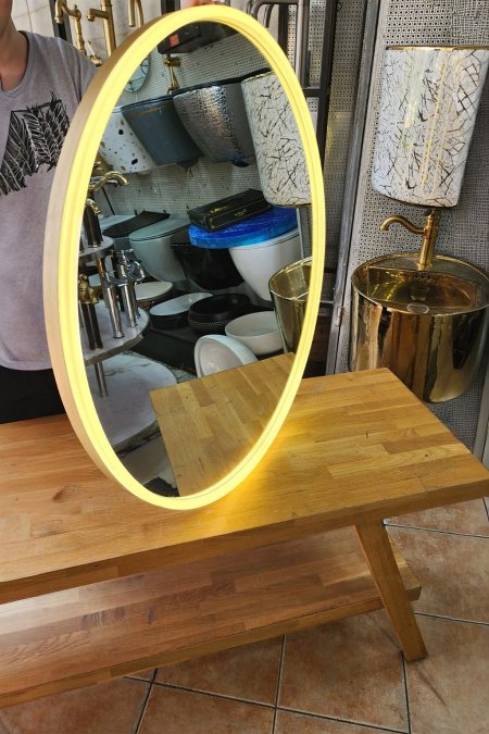 مرآة بيضاوية بإضاءة أمامية وإطار ذهبي